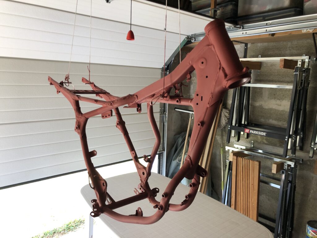 Le cadre après sablage et sous apprêt